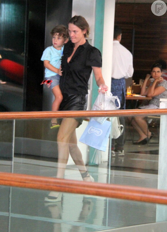 Leticia Birkheuer levou o filho, João Guilherme, para o shopping