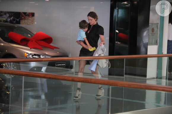 Leticia Birkheuer levou o filho, João Guilherme, para tirar fotos com Papai Noel