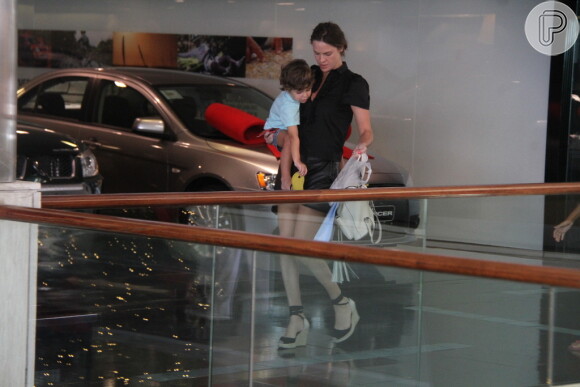 Leticia Birkheuer levou o filho, João Guilherme, para passeio em shopping