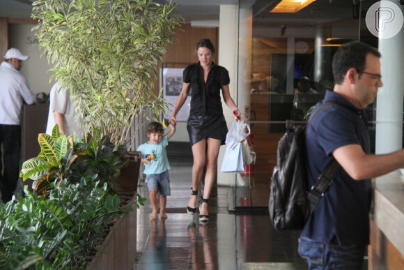 Leticia Birkheuer levou o filho, João Guilherme, para passeio em shopping