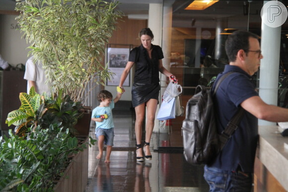 Leticia Birkheuer levou o filho, João Guilherme, para passeio em shopping