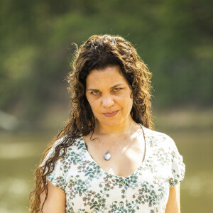 Maria Bruaca (Isabel Teixeira) fica furiosa quando Tenório (Murilo Benício) lhe revela plano de levar sua outra família para o Pantanal e atira no marido na novela 'Pantanal'