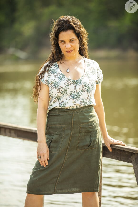 Maria Bruaca (Isabel Teixeira) fica furiosa quando Tenório (Murilo Benício) lhe revela plano de levar sua outra família para o Pantanal e atira no marido na novela 'Pantanal'