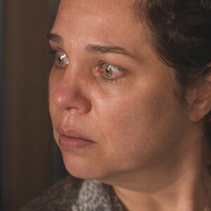 Maria Bruaca (Isabel Teixeira) revela a Alcides (Juliano Cazarré) que atirou em Tenório (Murilo Benício) mas não lhe acertou na novela 'Pantanal'