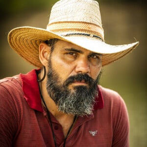 Alcides (Juliano Cazarré) lamenta que Maria Bruaca (Isabel Teixeira) tenha errado o tiro em Tenório (Murilo Benício) na novela 'Pantanal'