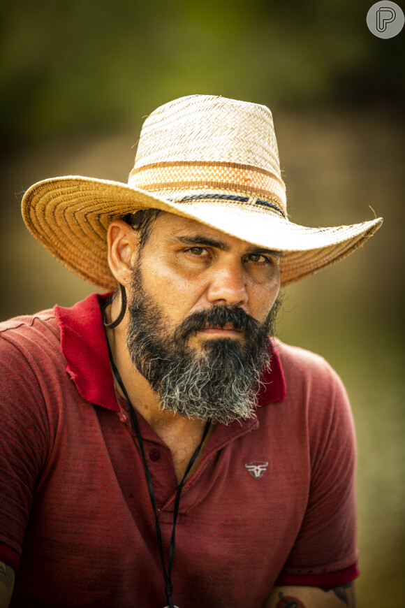 Alcides (Juliano Cazarré) lamenta que Maria Bruaca (Isabel Teixeira) tenha errado o tiro em Tenório (Murilo Benício) na novela 'Pantanal'