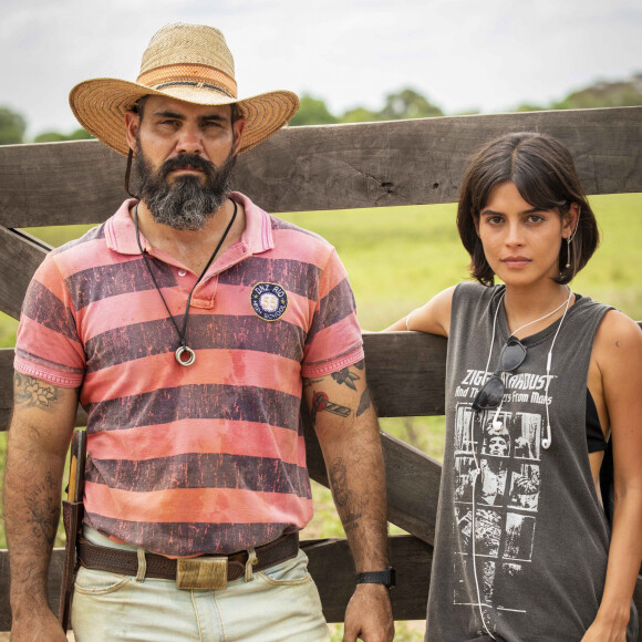 Alcides (Juliano Cazarré) se torna amante de Maria Bruaca (Isabel Teixeira), mãe de Guta (Julia Dalavia), na novela 'Pantanal'