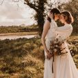 Buquê de noiva com flores e ramos secos traz ar elegante e único ao casamento