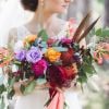 Buquê com flores coloridas e em formatos diferentes fica especial para noivas mais modernas