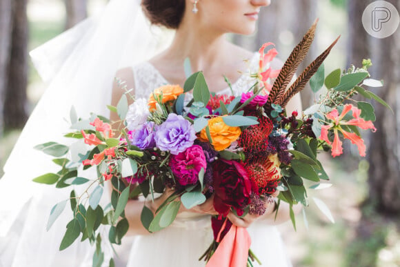 Buquê com flores coloridas e em formatos diferentes fica especial para noivas mais modernas