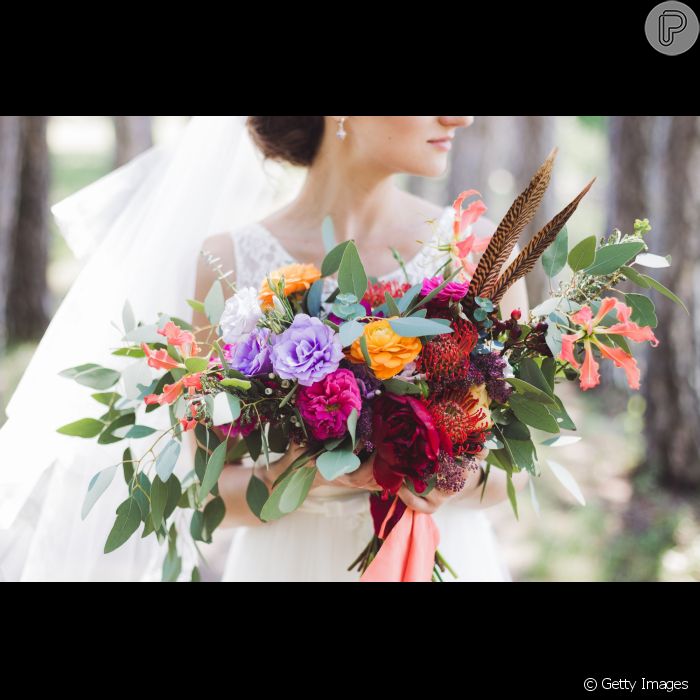 Buquê com flores coloridas e em formatos diferentes fica especial para  noivas mais modernas - Purepeople