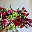 Buquê de noiva com flores em marsala é opção chique e elegante para casamento