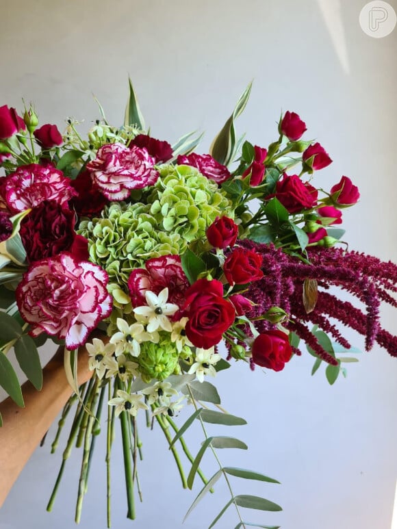 Buquê de noiva com flores em marsala é opção chique e elegante para casamento