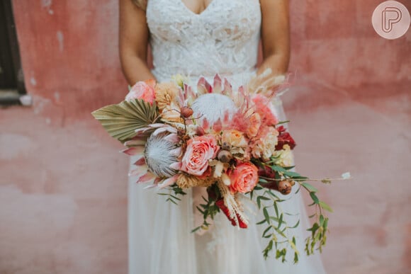 Buquê de noiva com a flor protea é queridinho de noivas com inspiração boho