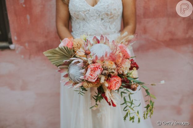 Buquê de noiva com a flor protea é queridinho de noivas com inspiração boho