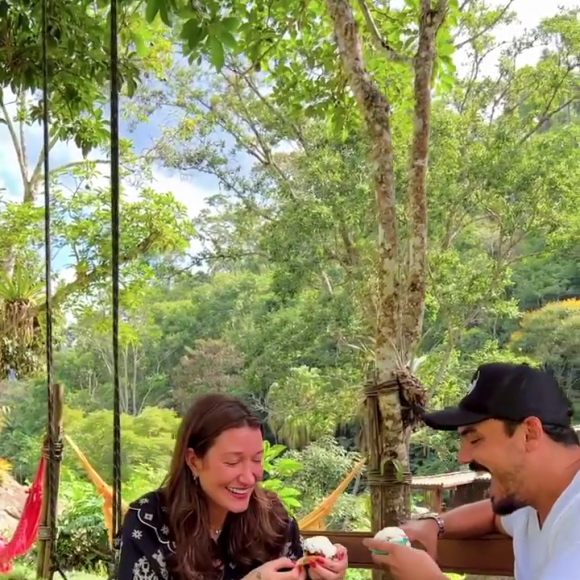 Gabriela Pugliesi e Túlio Dek dispensaram o chá revelação e descobriram o gênero do bebê através do recheio de um cupcake