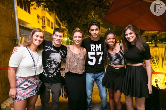 Arthur Aguiar e Bruna Hamu curtem festa na boate Miroir, na Lagoa, Zona Sul do Rio de Janeiro, ao lado de atores do elenco de 'Malhação Sonhos', em 12 de dezembro de 2014