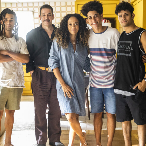 Roberto (Cauê Campos) é o filho mais novo de Tenório (Murilo Benício) e Zuleica (Aline Borges) na novela 'Pantanal'