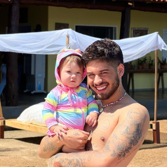 Vai ter show do papai! Zé Felipe também sobe ao palco no aniversário de Maria Alice