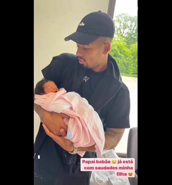 Raiane Lima também postou um vídeo do jogador 'babando' na filha