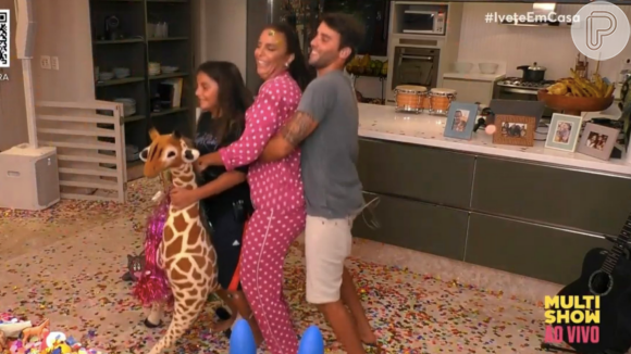 Ivete Sangalo fez a live mais descontraída da quarentena. De pijama e na sala de casa, ela contou com a ajuda do marido, Daniel Cady, e do filho, Marcelo