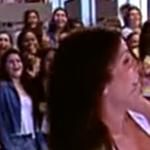 Ivete Sangalo levou um tombo inesquecível no palco do 'Estação Globo' ao tentar imitar Joelma no alto de uma bota