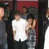Selena Gomez junto ao namorado Justin Bieber, em 2011, em um restaurante em Copacabana. A cantora visivelmente incomodada com a ação dos paparazzi
