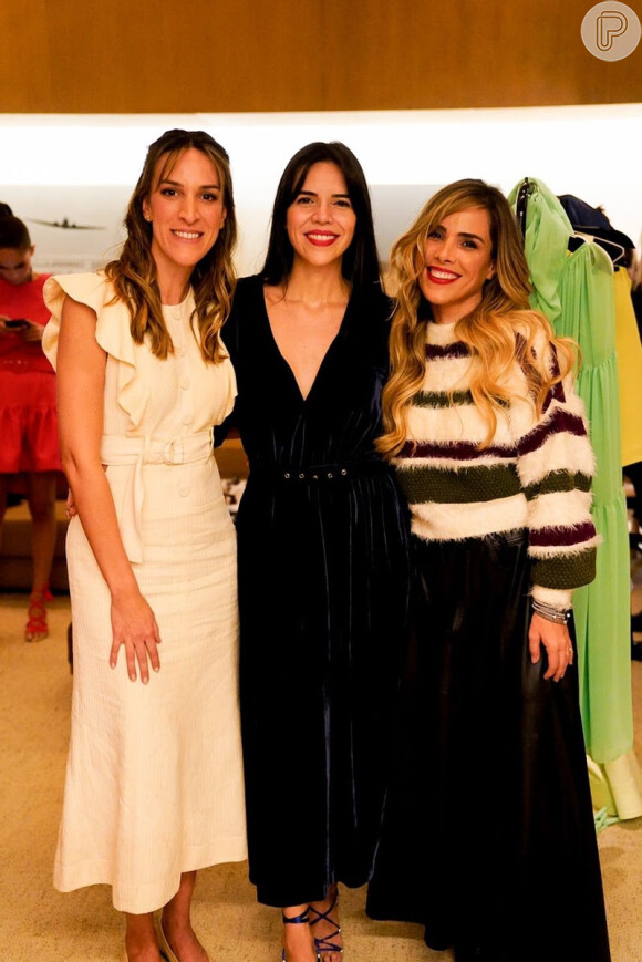 Wanessa Camargo ao lado da estilista Débora Mangabeira (de preto) e Camila Piccini no evento Casar.com