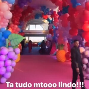 Decoração está trabalhada nos tons de rosa, roxo, vermelho e azul