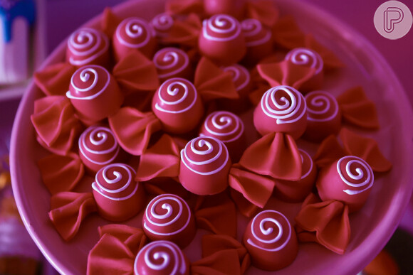 Detalhes da mesa de doces: bombons de Nutella em formato de balas