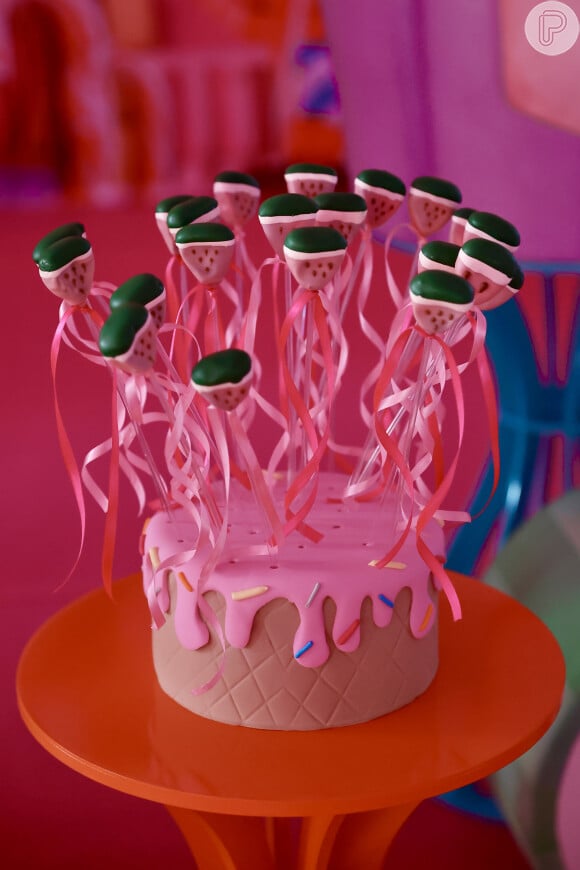 Mesa de doces teve cakepop em forma de melancia