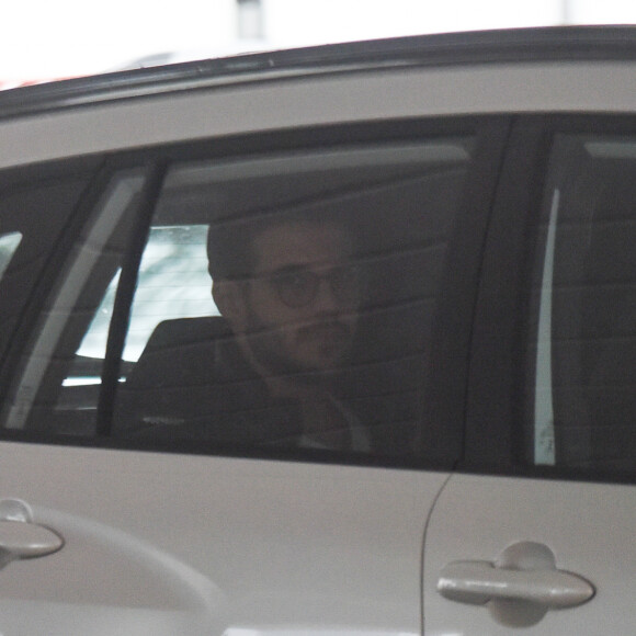 Após acidente, Rodrigo Mussi foi flagrado na entrada de um prédio comercial nesta terça-feira (31)