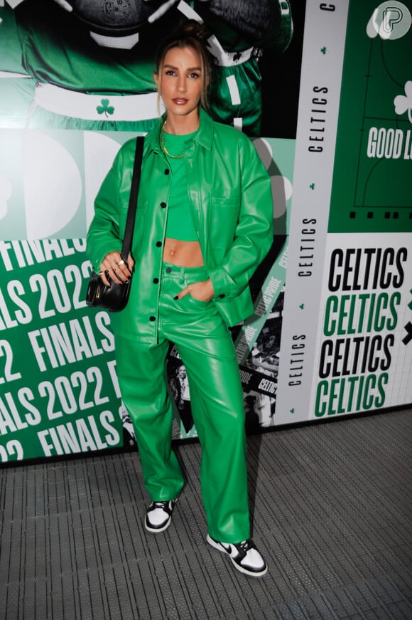 Look de inverno todo verde: Aline Gotschalg deu ar moderno ao seu outfit com a cor