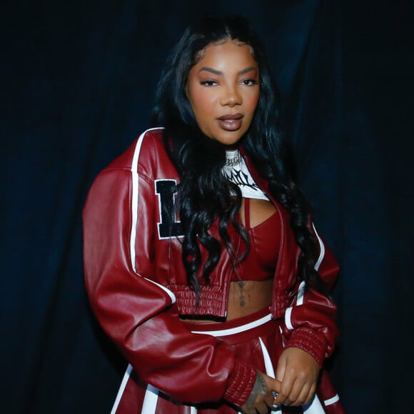 Saia míni de Ludmilla se destacou em look colegial para apresentar show