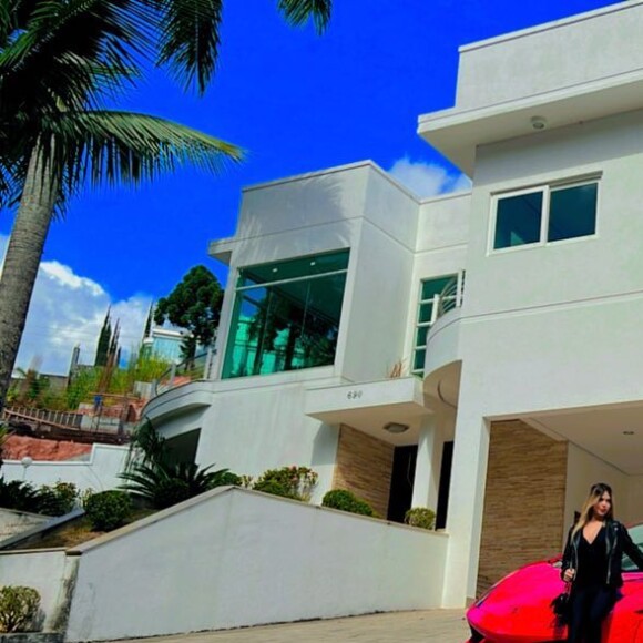 O veículo de Melody tem câmbio de seis marchas e vai de 0 a 100 m/h em 3,4 segundos, alcançando 325 km/h de velocidade final