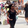 Glória Maria não desgruva do telefone enquanto caminhava no Rio horas depois ter se envolvido em acidente no Centro da cidade