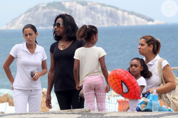 Glória Maria é clicada na praia na companha das filhas após acidente de carro na madrugada do Rio