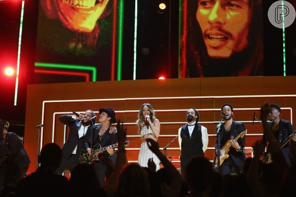 Rihanna fez uma homenagem ao cantor de reggae Bob Marley no Grammy 2013