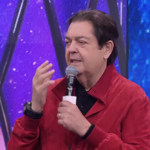 Faustão brincou com Schynaider Moura: 'Tá com mais frio na barriga por estar nessa competição ou perto daquele galã de roupa preta ali?'