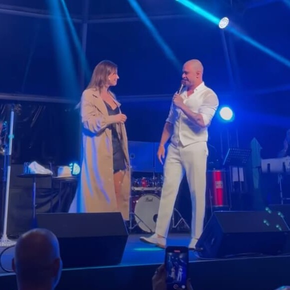 Paolla Oliveira aposta em camisola de cetim e sobretudo para show de Diogo Nogueira