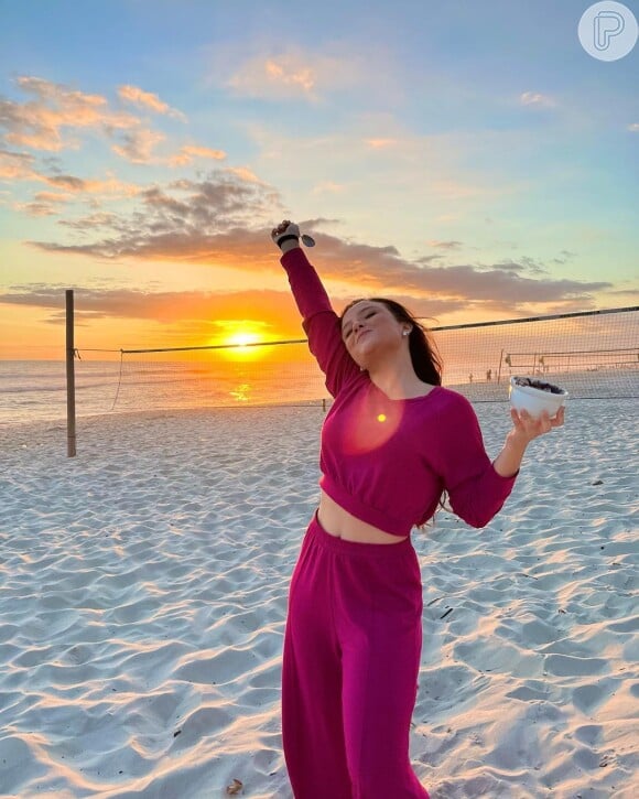 Larissa Manoela posta quase que diariamente fotos na praia