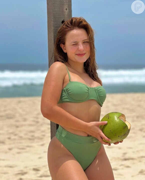 Larissa Manoela gosta de praticar esportes na praia