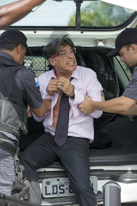 Téo Pereira (Paulo Betti) é preso após juíza decretar desacato à autoridade em 'Império' durante audiência