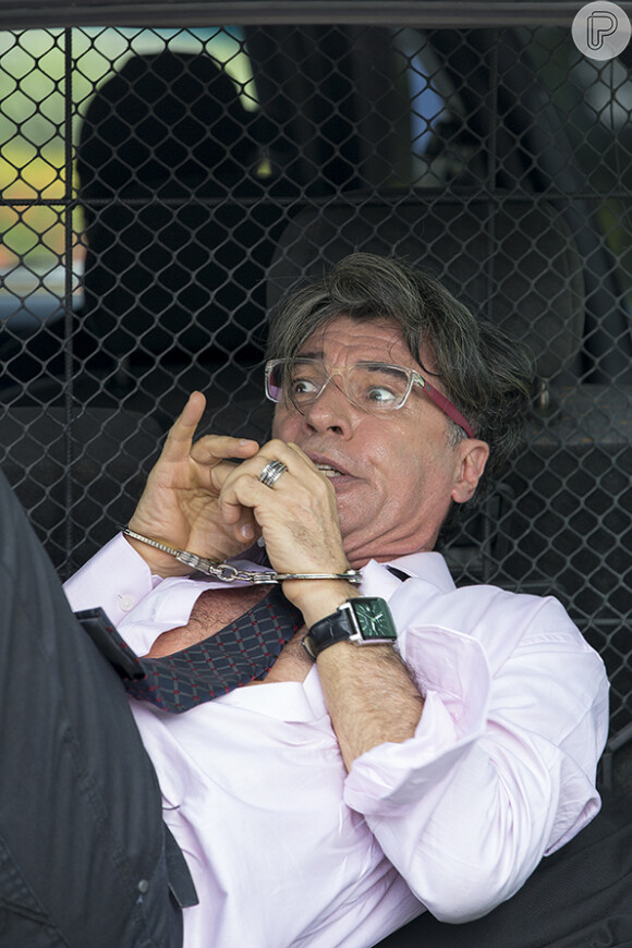Téo Pereira (Paulo Betti) é preso após juíza decretar que jornalista a desacatou durante processo  no tribunal