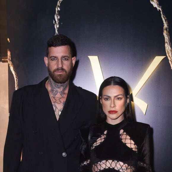 Cleo e o marido, Leandro D'Lucca, prestigiaram festa de lançamento de um perfume de grife em São Paulo