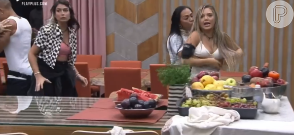 'Power Couple Brasil': Anne tenta controlar Karol após brigas