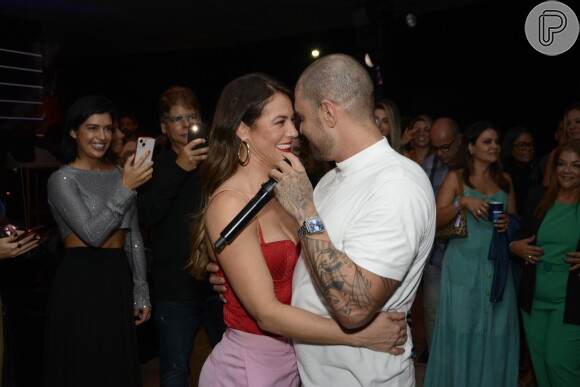 Sorridentes, Paolla Oliveira e Diogo Nogueira dançaram coladinhos