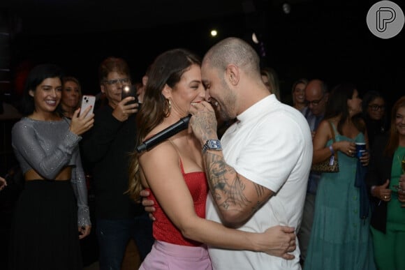 Paolla Oliveira e Diogo Nogueira também deram um beijo no palco do show