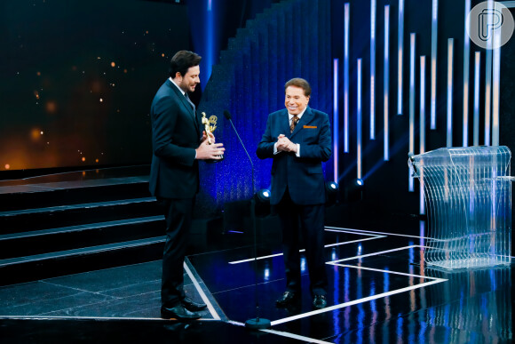 Danilo Gentili recebeu 'Troféu Imprensa' das mãos de Silvio Santos