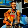 Neymar curte tocar violão durante os momentos de folga em sua casa
